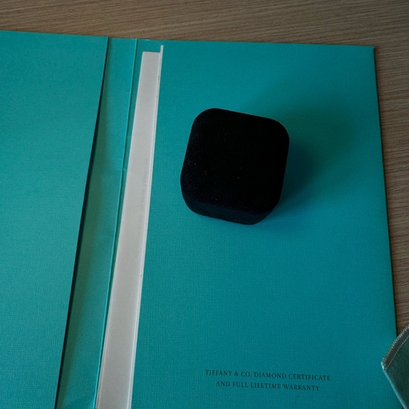 Platinum w/ diamond Tiffany & Co classic and timeless engagement ring - Picture 11 of 13